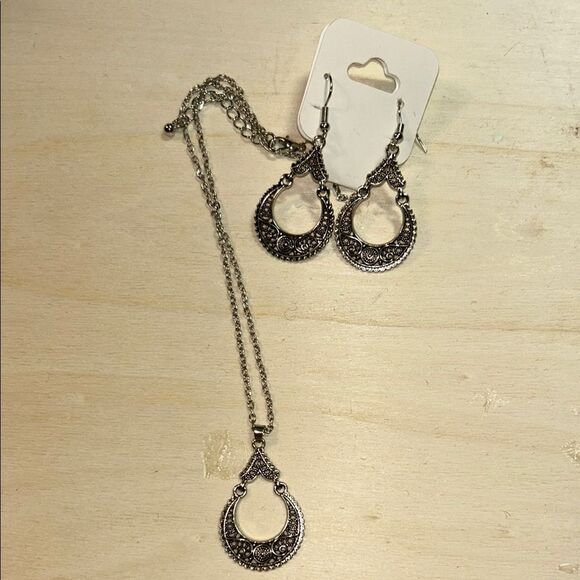Elegant Silver Jewelry Set - Picture 1 of 4
